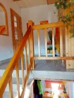 Treppenhaus mit schickem Kiefernholzgeländer