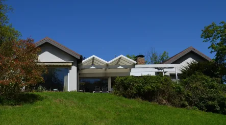 Ansicht vom Garten - Haus kaufen in Vlotho - KAUFPREISREDUZIERUNG !Repräsentativer Bungalow mit Pool und großem Baugrundstück in Vlotho