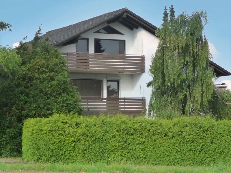 Südansicht - Haus kaufen in Horn-Bad Meinberg - KAUFPREISREDUZIERUNG !Dörfliches Wohnen im "Grünen" -Ländlich gelegenes Zweifamilienhaus in Horn-Bad Meinberg