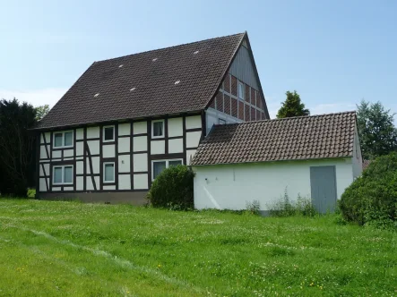 Seitenansicht - Haus kaufen in Dörentrup - Naturidylle pur - Freiraum für individuelles Wohnen!Einfamilien-Fachwerkhaus mit großem Garten-/Natur-Grundstück in Dörentrup