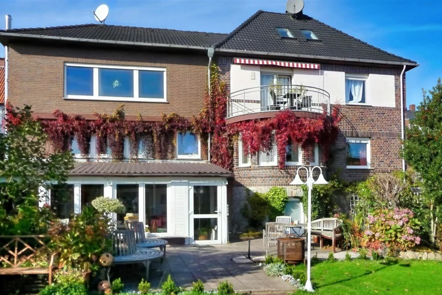 Ansicht vom Garten - Haus kaufen in Kalletal - Dörfliches Wohnen im "Grünen" -Zweifamilienhaus (Doppelhaus) inkl. Doppelgarage in reizvoller Natur in Kalletal 