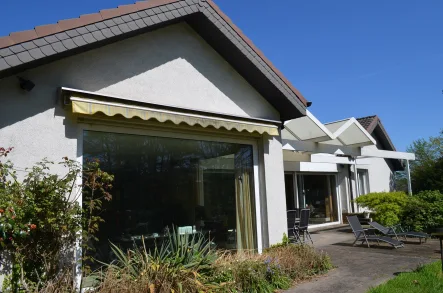 Terrasse - Haus kaufen in Vlotho - Repräsentativer Bungalow mit Pool auf ca. 1.800 m² Grundstück