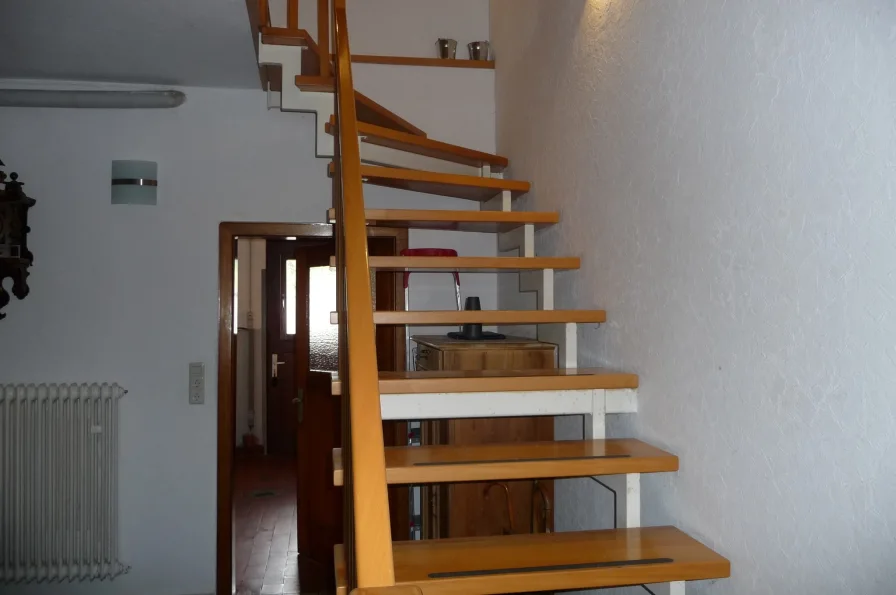 Stahltreppe mit Holzstufen ins OberG