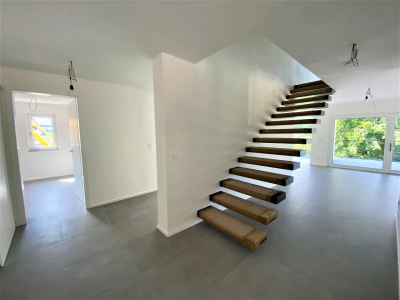 Wohnung 2 - Treppe ins DG - Schlafzimmer und Masterbad