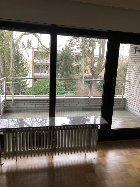 Wohnzimmer mit Balkon