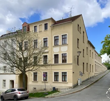 Straßenansicht - Wohnung kaufen in Görlitz - Gemütliche 1-Zimmer-Etagenwohnung mit Blick auf die Peterskirche in der Altstadt von Görlitz