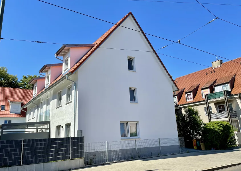 0.Hausansicht - Haus kaufen in Augsburg - Neuwertiges Reiheneckhaus in Augsburg Oberhausen-Süd