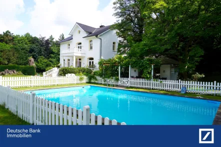 Ansicht mit Pool - Sonstige Immobilie kaufen in Steinfurt - Elegante Villa mit getrennten Wohn- und Gewerbebereichen! 