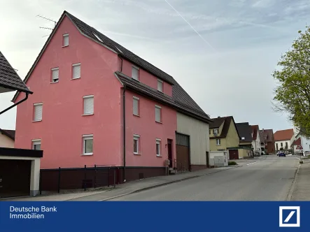 Außenansicht - Haus kaufen in Jettingen - In 2015 komplett renoviertes Haus mit 2 Wohnungen plus zu Hobbyräumen ausgebautem DG & Dachspitz