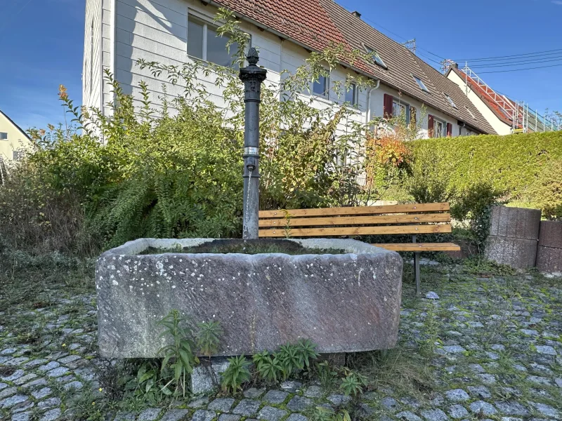 Brunnen vor dem Haus