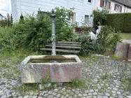 Ein Brunnen vor dem Haus