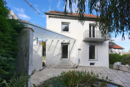 Ansicht Terrassenseite - Haus kaufen in Pliezhausen - Vom Mieter zum Eigentümer! Grundsolides Wohnhaus mit viel Grün in Traumlage.