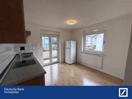 Wohnzimmer mit Küchenzeile - Wohnung kaufen in Neckargemünd - 2 Zimmer-Wohnung mit Balkon in guter Lage von Neckargemünd