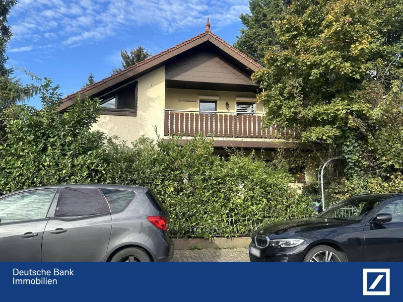 Straßenansicht - Haus kaufen in St. Leon-Rot - Freistehendes Zweifamilienhaus mit großem Garten in St.Leon