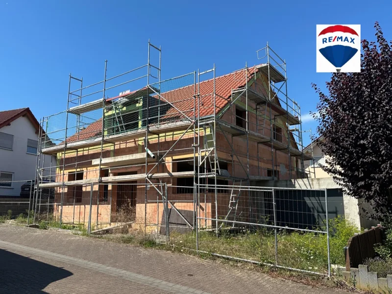 Strassenansicht - Haus kaufen in Hüffelsheim - Projekt Rohbau mit Dach