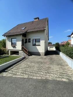 Hofeinfahrt - Haus kaufen in Katlenburg-Lindau / Elvershausen - In ruhiger, grüner Lage - Ihr geräumiges Einfamilienhaus mit Garagen und Carport