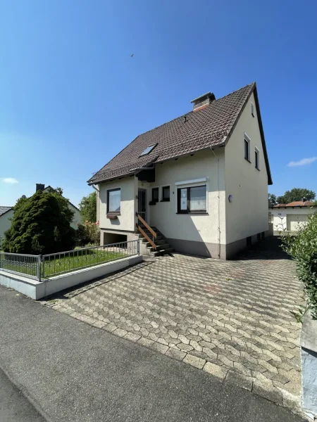 Ansicht mit Hofeinfahrt - Haus kaufen in Katlenburg-Lindau / Elvershausen - Ihr geräumiges Einfamilienhaus mit Garagen und Carport in ruhiger, grüner Lage