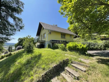 Ansicht Bungalow - Haus kaufen in Schleusingen - Idyllisch gelegenes Gartengrundstück im Süden des Thüringer Waldes mit Wochenendhaus und herrlichem Ausblick