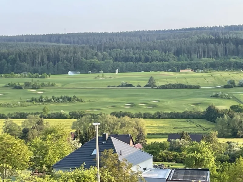 Blick vom Grundstück auf das Golf-Resort