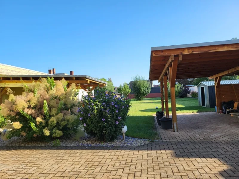 Blick von der Terrasse zum Garten/ Carport