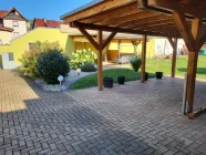 Hof mit Doppel-Carport