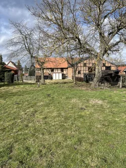 Blick aus dem Garten zu Haus/ Scheune - Haus kaufen in Krölpa / Herschdorf - Großer Garten in ruhiger, idyllischer Lage - alter Bauernhof mit Wohnhaus bei Pößneck