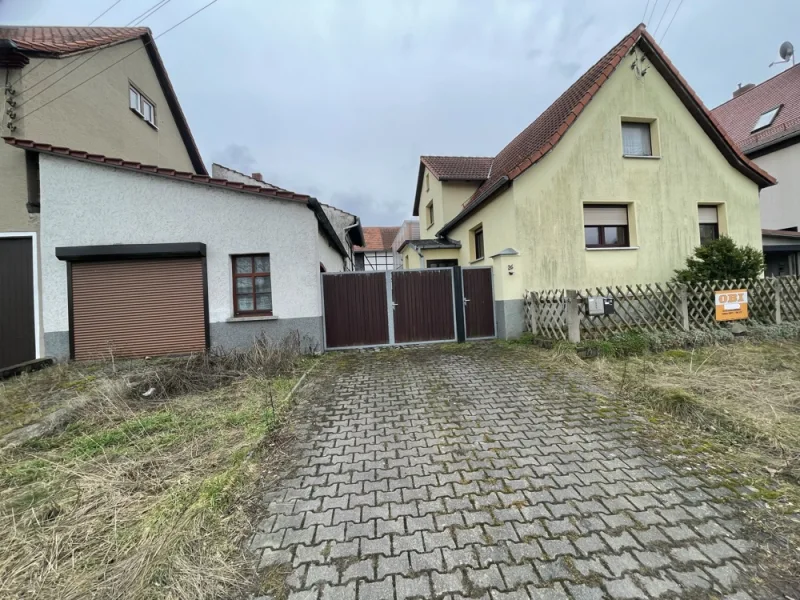 Ansicht Haus und Garage mit Einfahrt