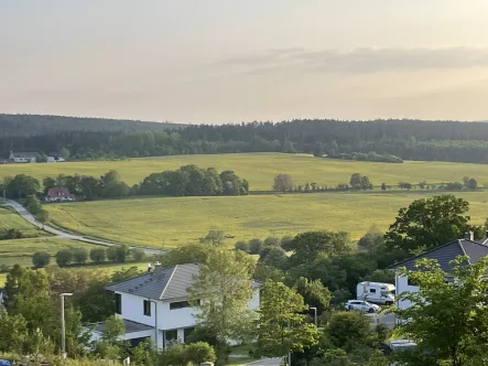 Blick vom Grundstück auf den Dambachsgrund - Grundstück kaufen in Blankenhain - Traumhaft idyllisches Baugrundstück mit bester Aussicht direkt oberhalb vom Spa & Golf Resort Weimarer Land - BAUTRÄGERFREI -