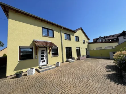 Terrasse/ Hof - Haus kaufen in Kahla - Sofort bezugsfertig - Modernes Einfamilienhaus mit großem Garten in ruhiger Lage - 10 Minuten bis Jena/Zentrum