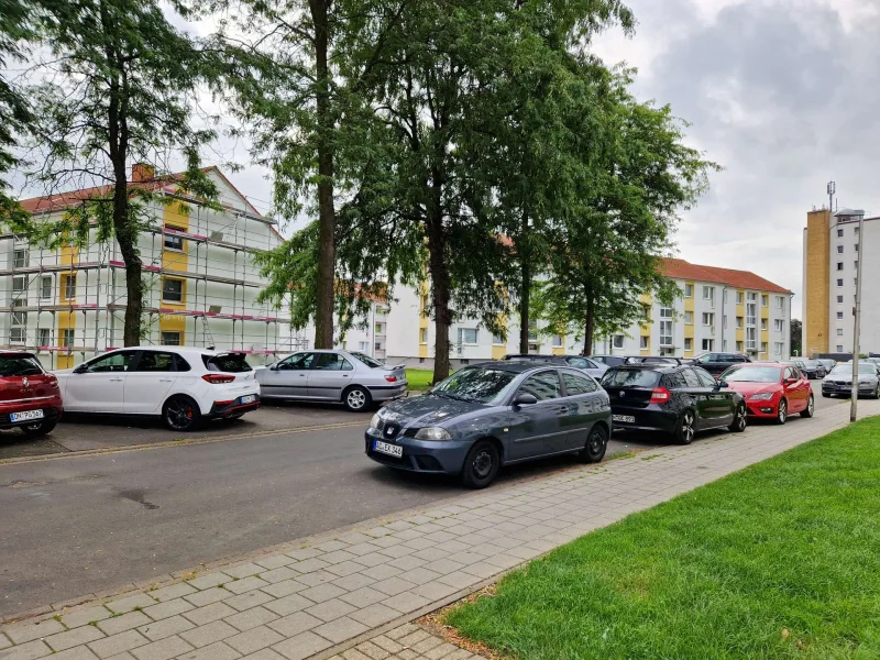 viele Parkplätze direkt am Haus