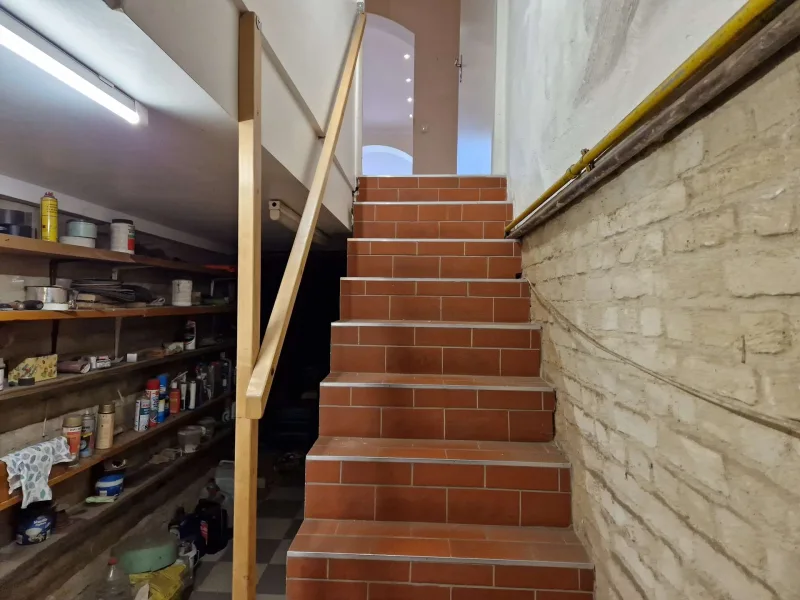 eine geflieste Treppe führt vom EG in die Kellerräume