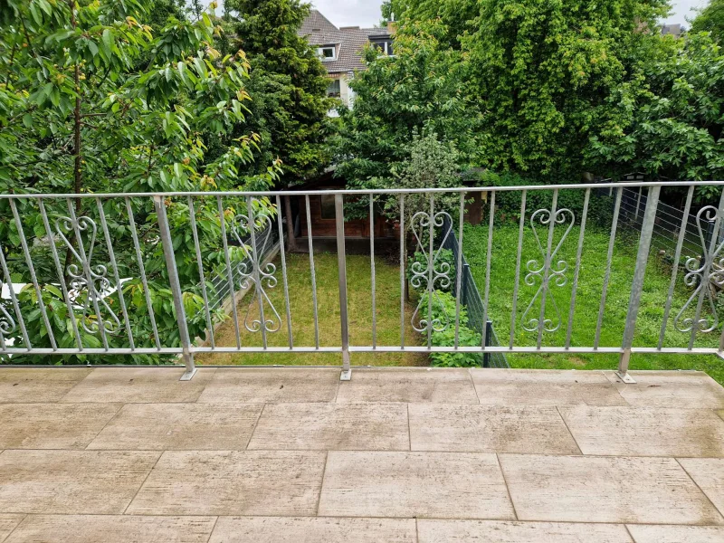 der Balkon im ersten OG mit Blick in den Garten