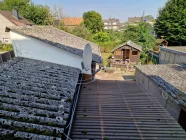 Blick auf die Nebengebäude, Garten und Garage