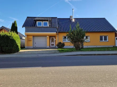 repräsentatives großes Wohnhaus in Hürtgen - Haus kaufen in Hürtgenwald - repräsentatives großes Wohnhaus mit Garage und genehmigten Verkaufsräumen in Hürtgenwald Hürtgen