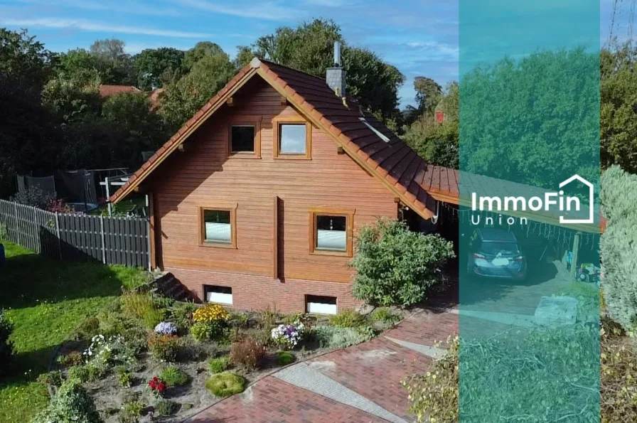 Hausansicht - Haus kaufen in Varel / Obenstrohe - Einzigartiges Holzhaus in Obenstrohe –Zentrales Wohnen mit natürlichem Charme, jetzt zum neuen Preis