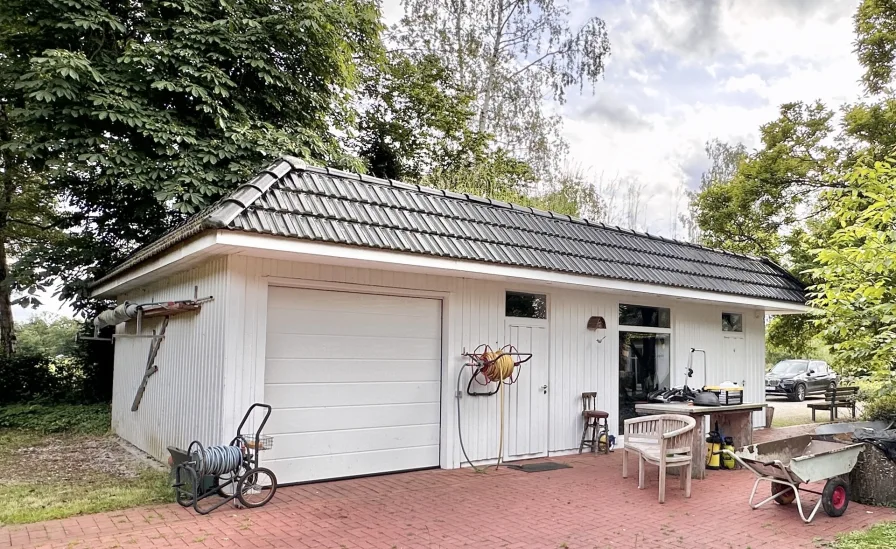 große Garage mit Geräteschuppen