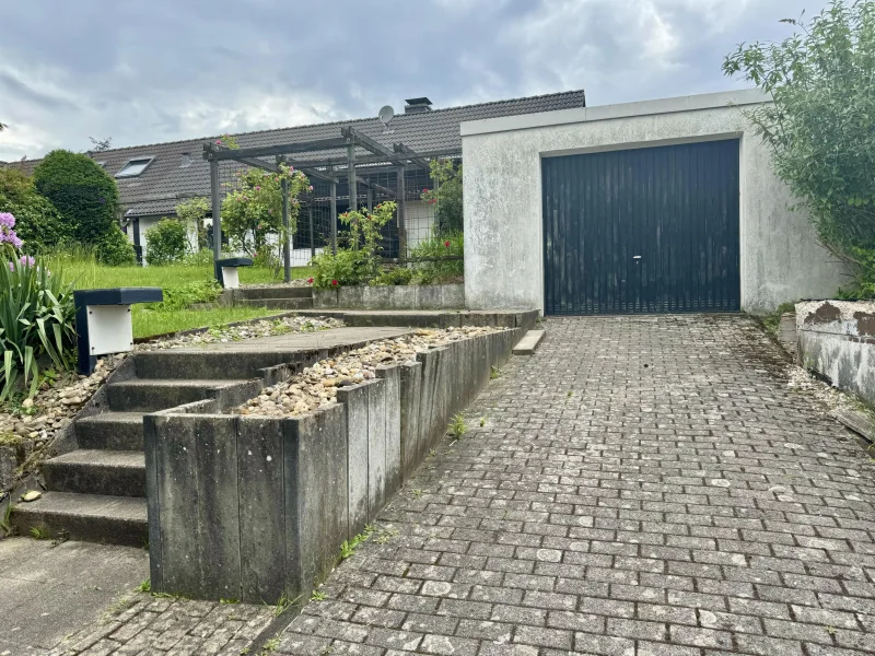 Zufahrt z. großen Garage