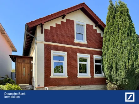 Haus - Vorderansicht - Haus kaufen in Lübeck - Kleinod mit Charakter in St. Lorenz Nord