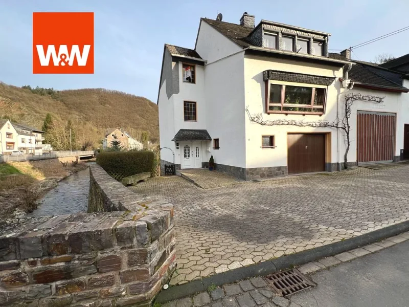 Titelbild - Haus kaufen in Burgen - Geräumiges Ein- bis Zweifamilienhaus mit großer Scheune!
