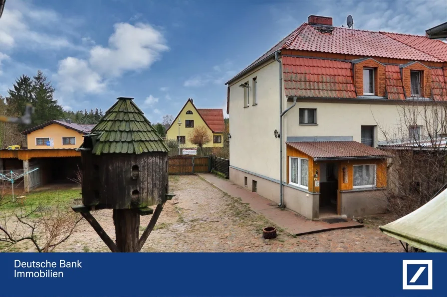 Ansicht zur Straße - Haus kaufen in Altlandsberg - Raum zur Selbstverwirklichung! -  Doppelhaushälfte als Dreiseitenhof  mit Photovoltaik in Gielsdorf