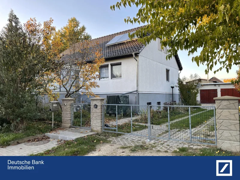 Straßenansicht mit Garagen - Haus kaufen in Frankfurt - Mit Einbauküche, Keller, Garage, Carport und sehr guter Energiebilanz