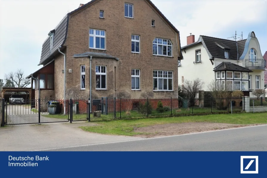 Titelbild - Haus kaufen in Werneuchen - PROVISIONSFREI - Saniertes 3-Familienhaus mit Altbaucharme und Feldblick - auch als Renditeobjekt