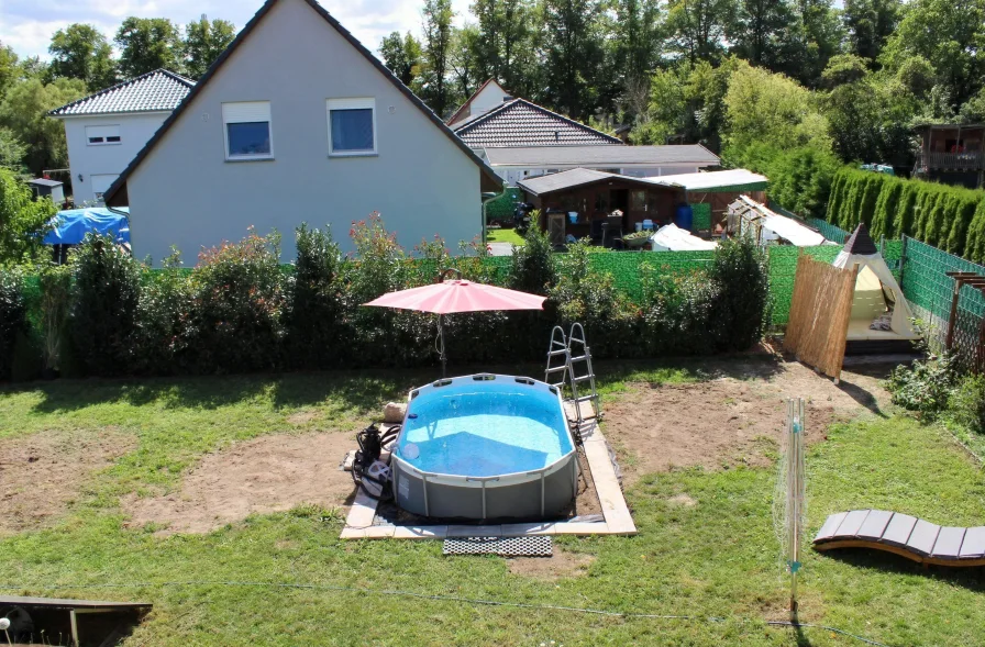 Garten mit Pool