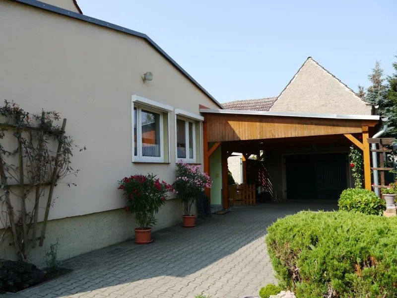 Carport und Garage