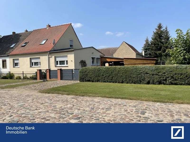 Straßenansicht - Haus kaufen in Neuhardenberg - Gemütliches Haus mit Garage und Gästebungalow