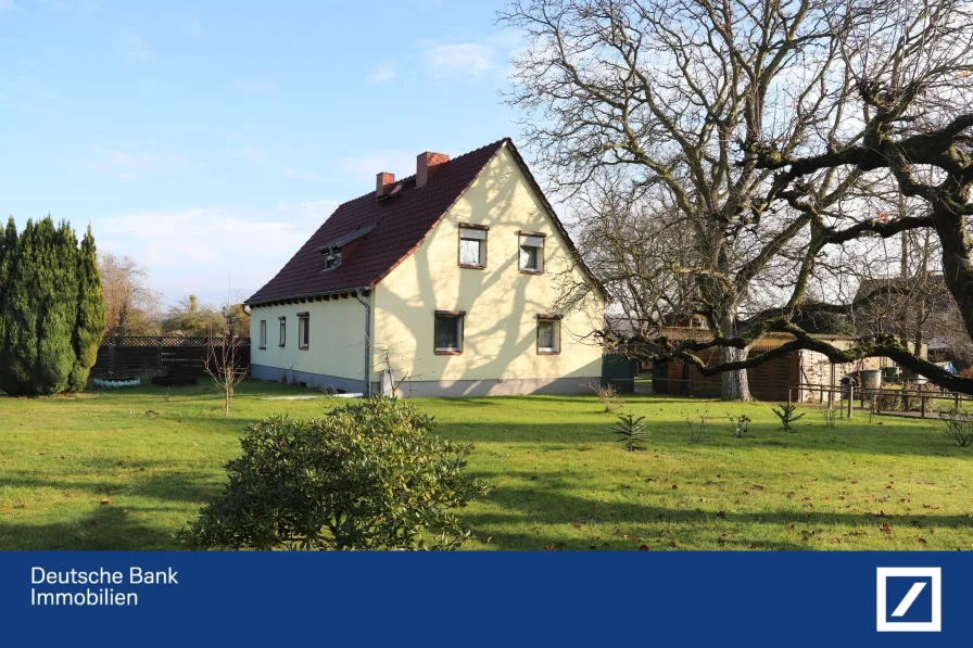 Titelbild - Haus kaufen in Rehfelde - Grünes, ruhiges Wohnen in Rehfelde - Haus mit großem Grundstück und Nebengelass mit Neubaupotenzial