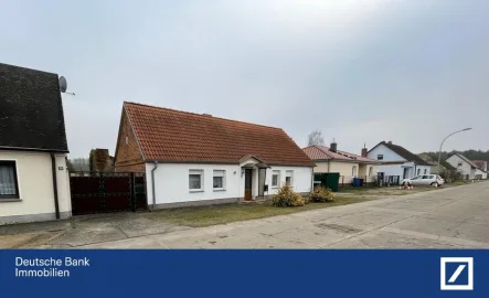 Straßenansicht - Haus kaufen in Gusow-Platkow - Kleines Haus auf großem Grund - ideal als Sommerdomizil oder für Zweisamkeit