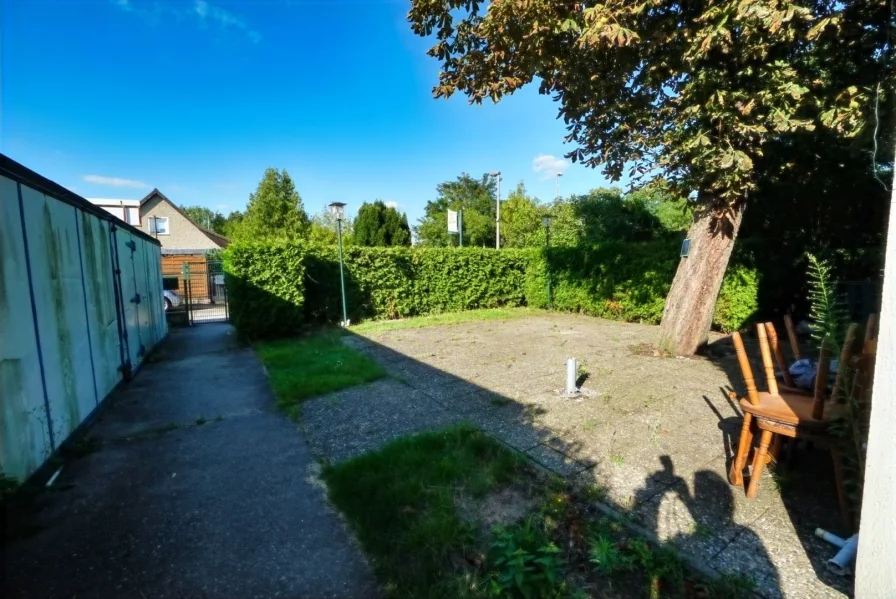 Terrasse vor dem Baukörper