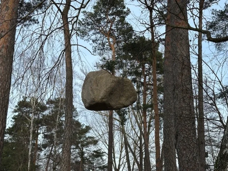 Kunst: Fliegender Stein