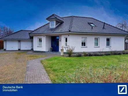 Blick von vorne - Haus kaufen in Frankfurt - Ein Zuhause zum Verlieben – modernes Einfamilienhaus mit Weitblick und perfekter Ausstattung